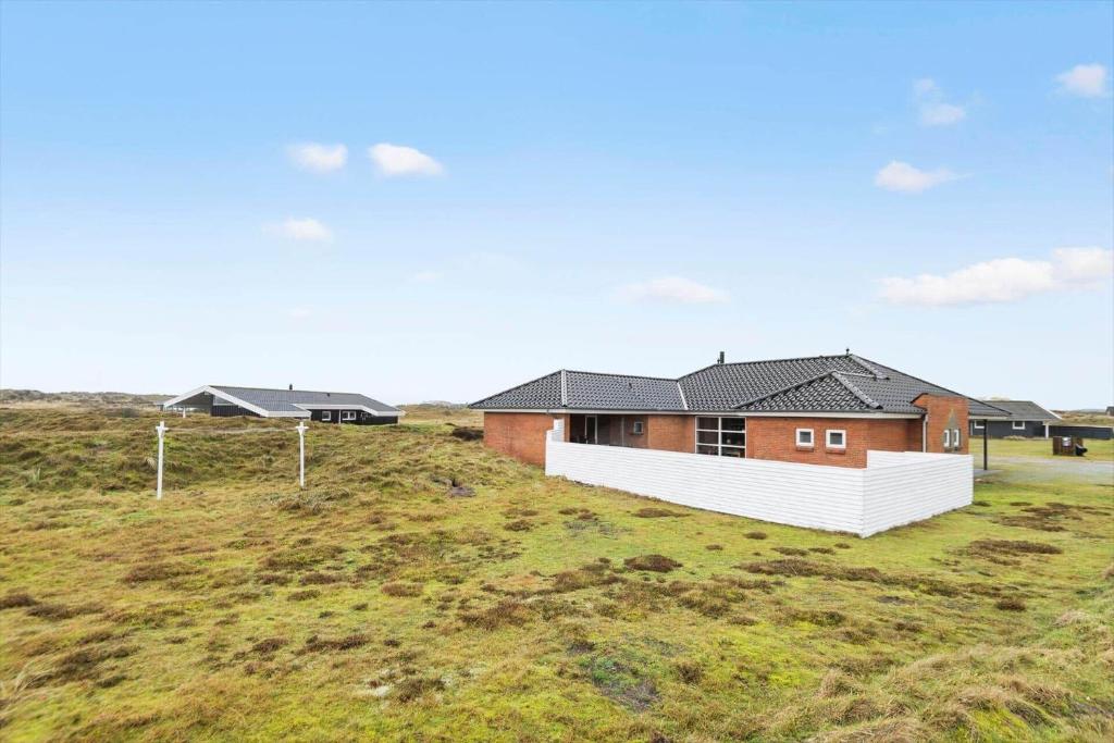 una casa en la cima de una colina cubierta de hierba en FAN001-Fano-Skraeddermarken-52, en Fanø
