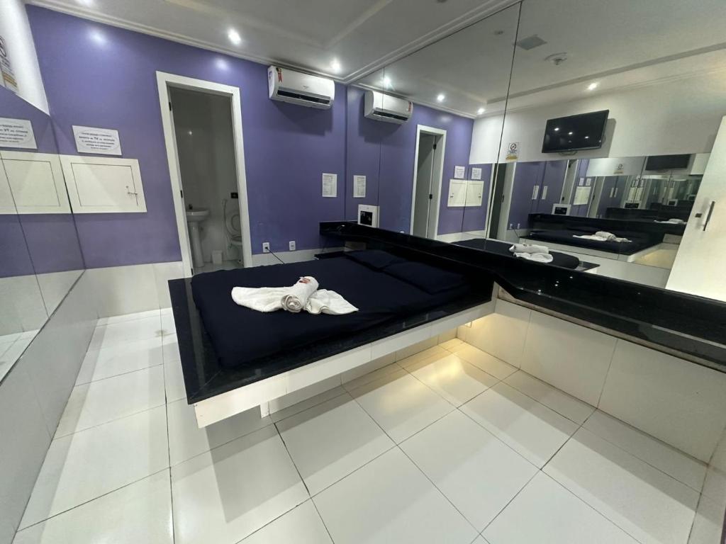 a room with a bed with a towel on it at Pousada La Ñina in Belém