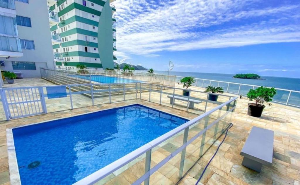a swimming pool on the balcony of a building at Apartamento Frente mar com Hidromassagem in Balneário Camboriú