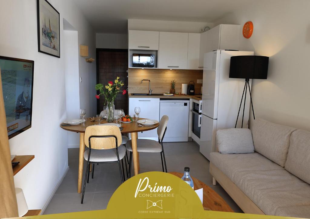 Kuchyň nebo kuchyňský kout v ubytování Le Loria - T3 vue mer avec piscine