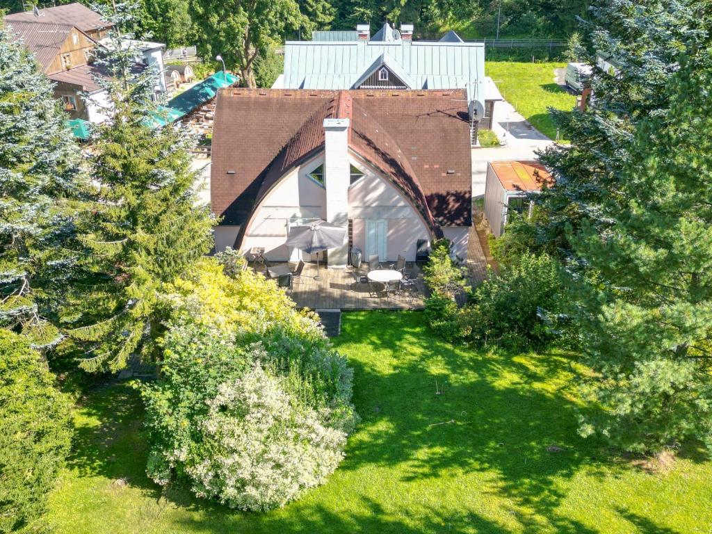 ペツ・ポト・スニェシュコウにあるApartmány Holiday Pecの屋根付きの家屋の上面