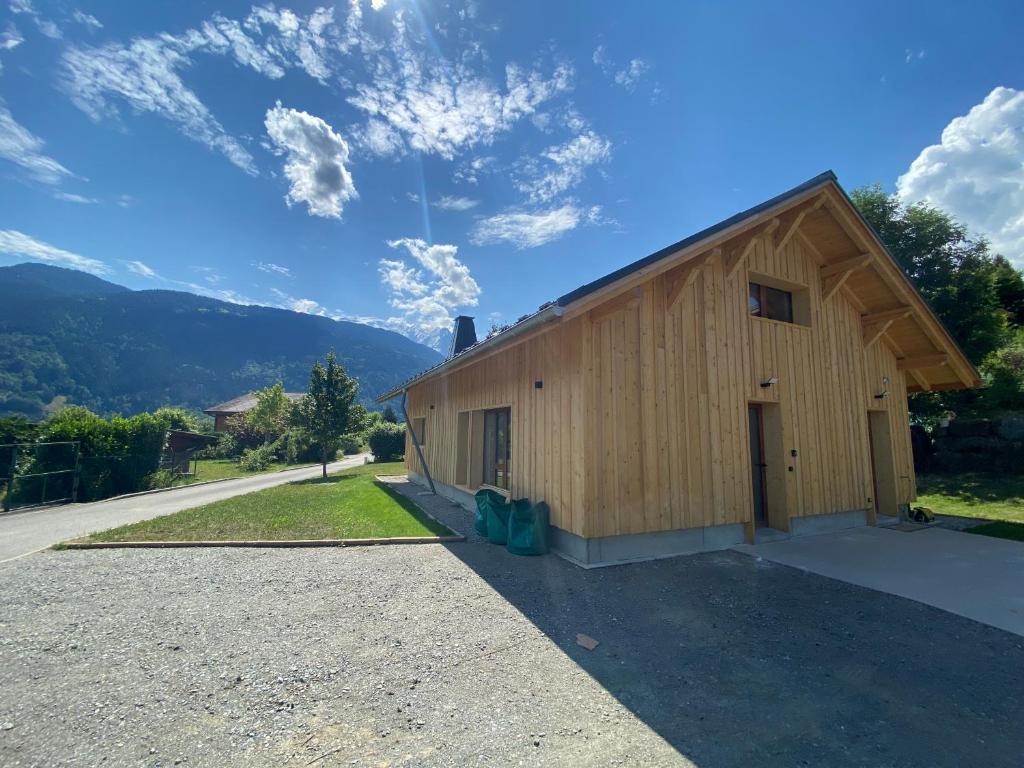 een groot houten gebouw met een garage bij Chalet Morets in Saint-Gervais-les-Bains
