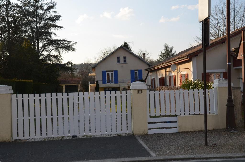 une clôture blanche devant une maison dans l'établissement Weckerlin, à Sarliac-sur-lʼIsle