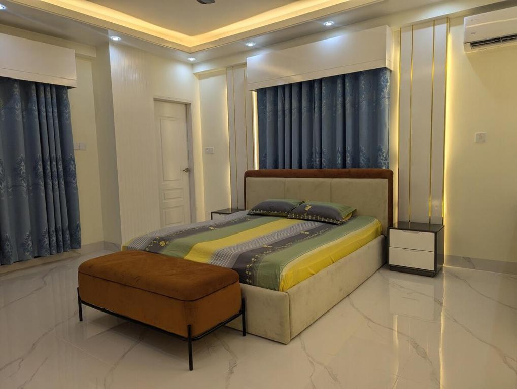 Postel nebo postele na pokoji v ubytování Khonikaloy 9 3BHK in Banasree C Block