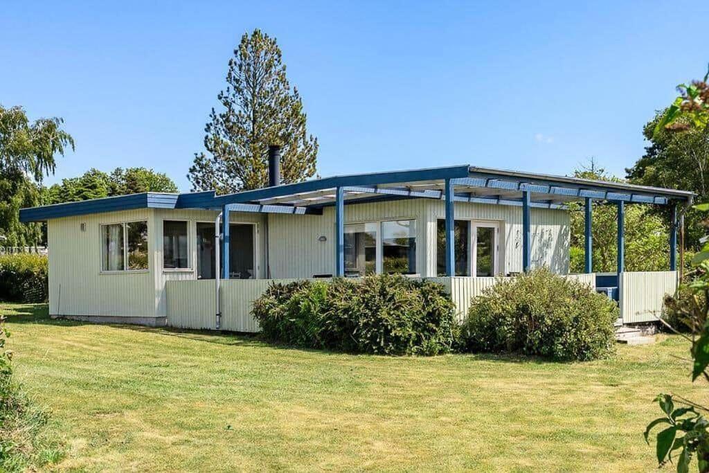 een huis met een blauw dak op een erf bij SB119-Sydals-Mollebakken-9 in Sønderby
