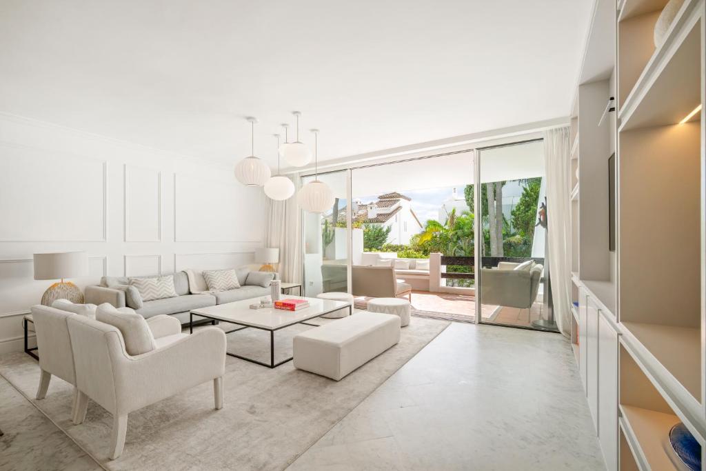 Prime Location, Priv Terrace, Steps from The Beach