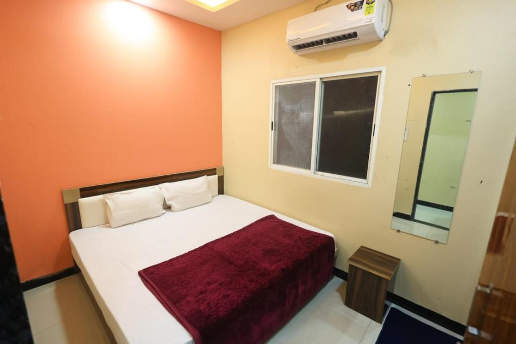 Postel nebo postele na pokoji v ubytování Shree vinayak rooms