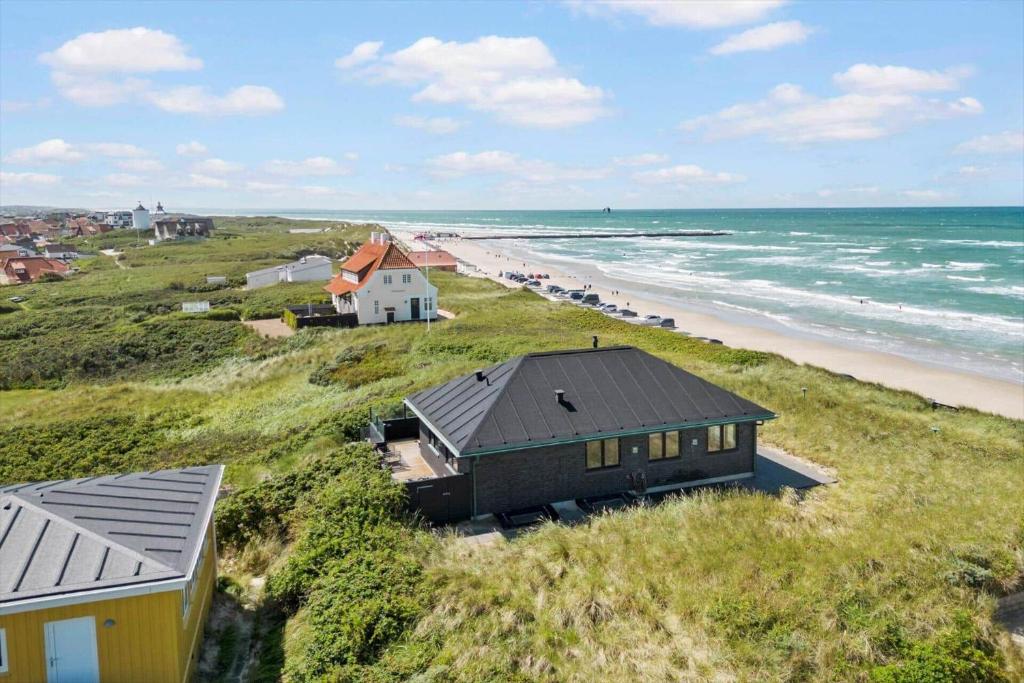 dom na plaży nad oceanem w obiekcie LK1437-Lokken-Rolighedsvej-8 w mieście Løkken