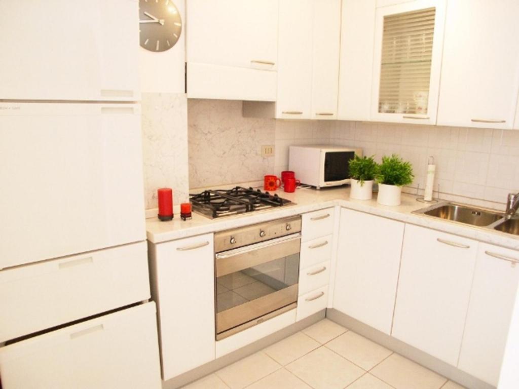 A kitchen or kitchenette at Lina's Apartment