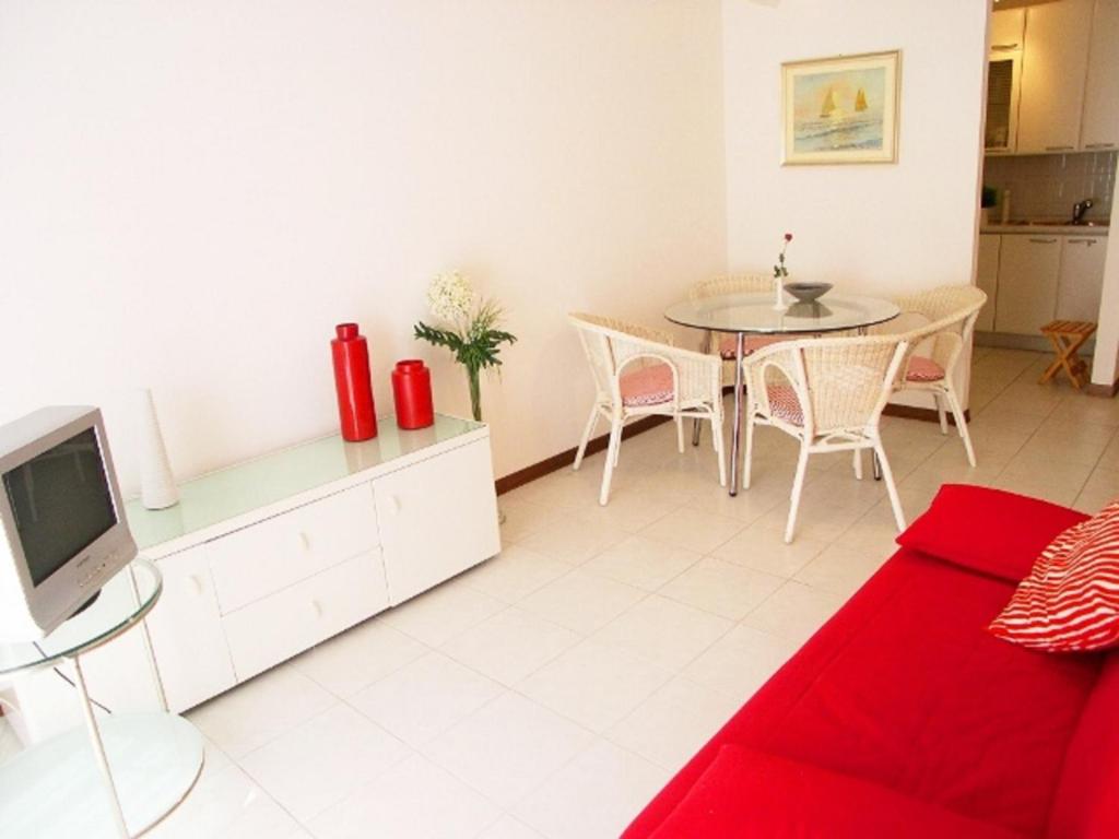 A television and/or entertainment centre at Lina's Apartment