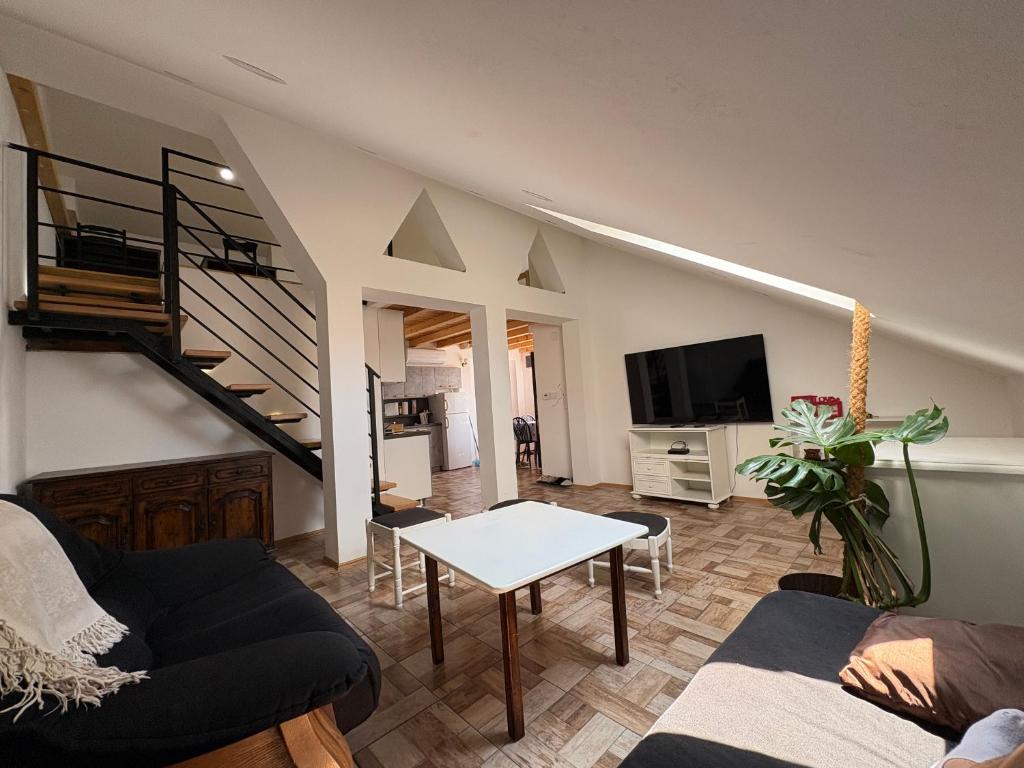 TV a/nebo společenská místnost v ubytování Duplex stan u Beogradu