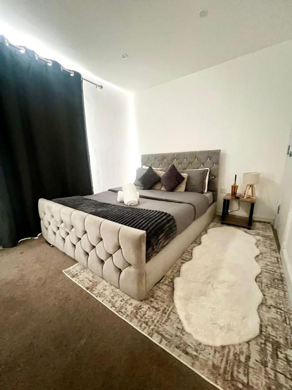 a bedroom with a large bed in a room at Colindale Apartments in Colindale