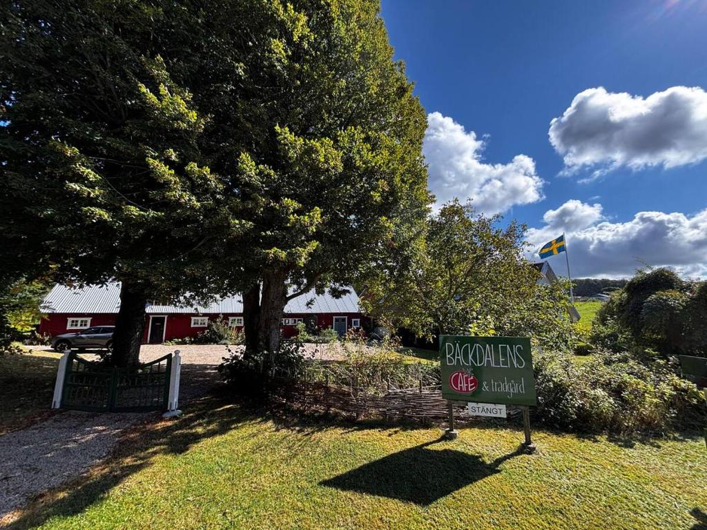 ボースタッドにあるBäckdalens Bed and Breakfast & Caféの建物前の芝生の看板