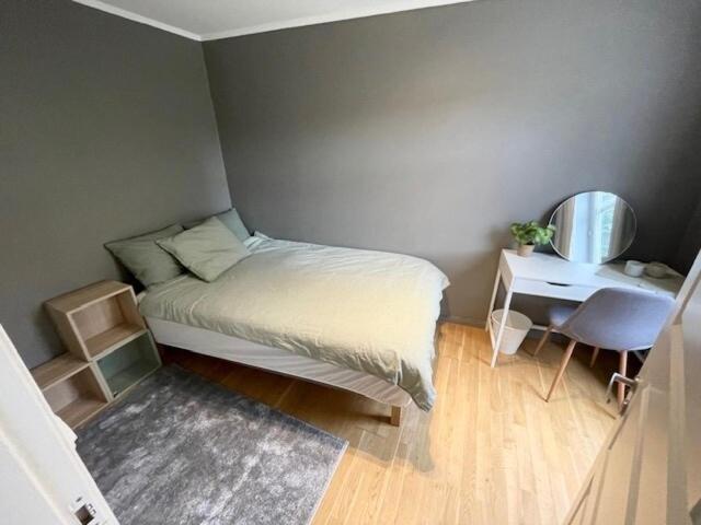 Postel nebo postele na pokoji v ubytování Koselig leilighet ved Solsiden, 2 soverom