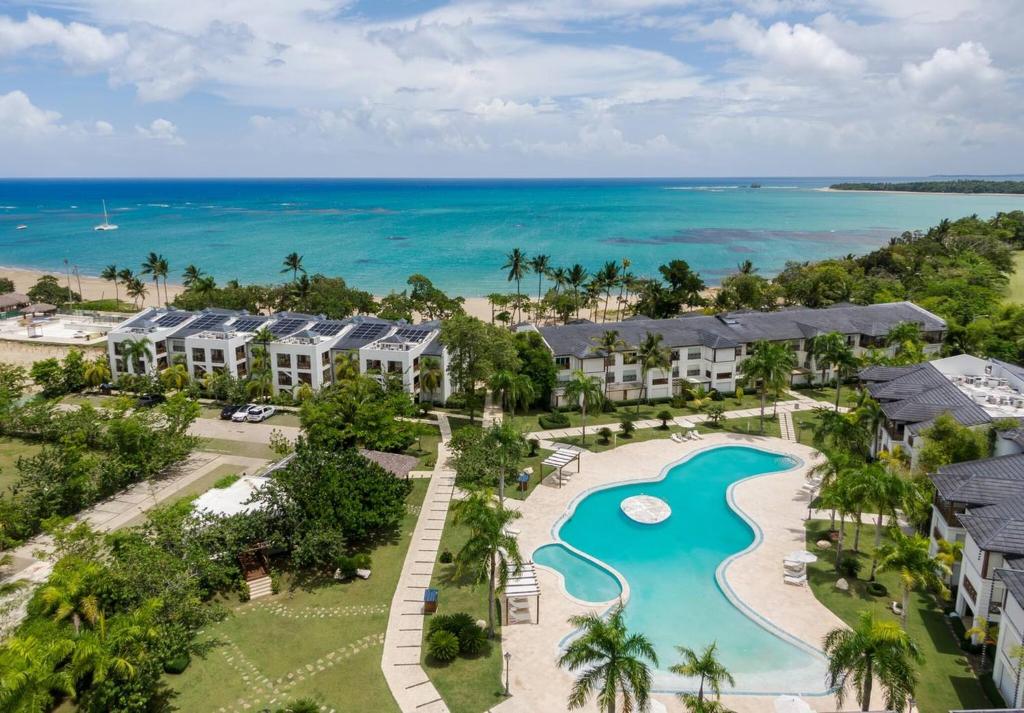 Una vista aérea de un resort con piscina y playa. en Fortunity Club- Playa Dorada, Pto Plata, en San Felipe de Puerto Plata