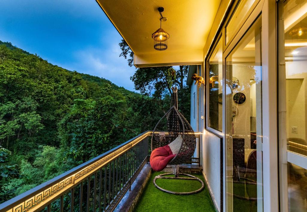 d'un hamac sur un balcon avec vue sur les montagnes. dans l'établissement Whishpering walls, à Jāmb