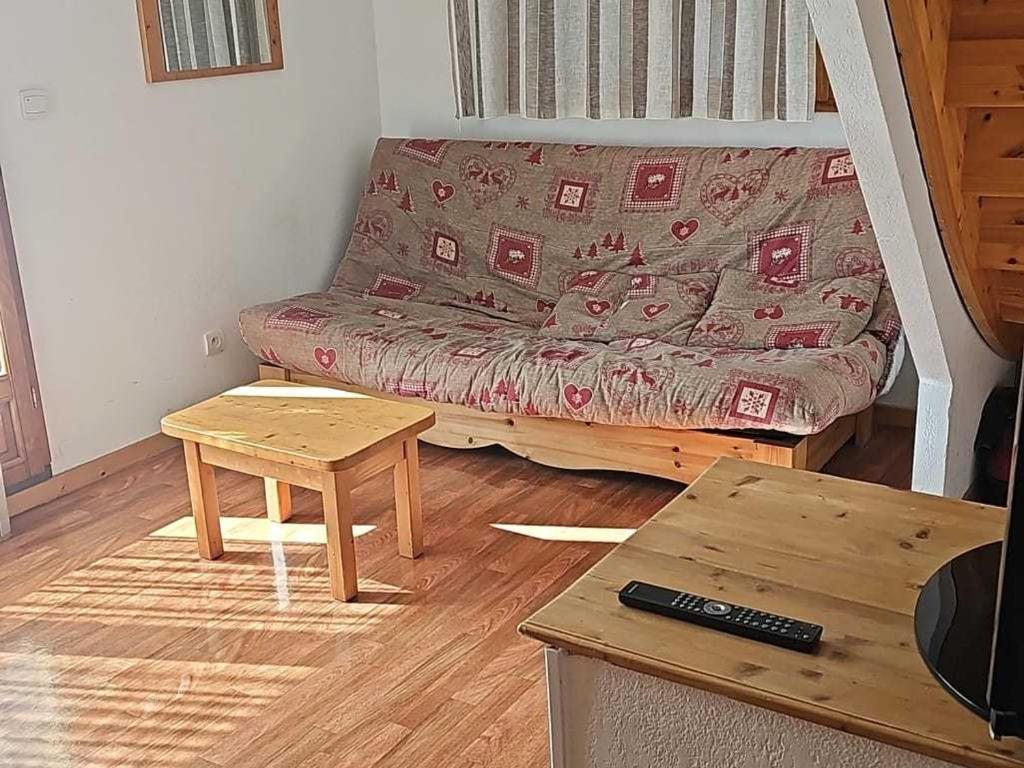Khu vực ghế ngồi tại Chalet Mitoyen 3 Pièces 6 Pers. avec Terrasse et Piscine Chauffée - Superdevoluy - FR-1-504-477