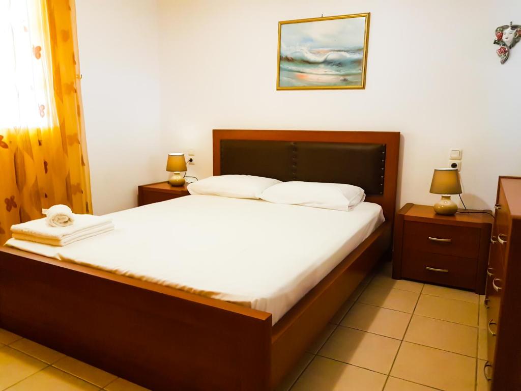 Postel nebo postele na pokoji v ubytování Ionian View Apartments - Parga Panoramic Seaview Gems