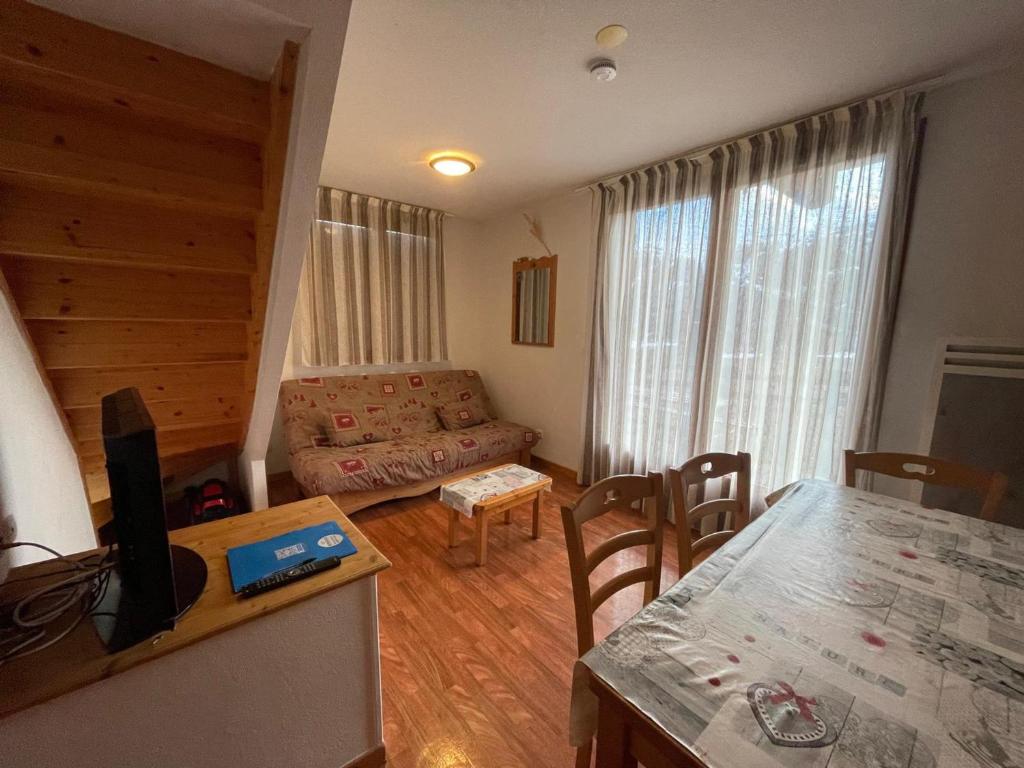 Khu vực ghế ngồi tại Chalet Mitoyen 3 Pièces 6 Pers. avec Terrasse - Résidence Le Hameau du Puy, Superdevoluy - FR-1-504-450