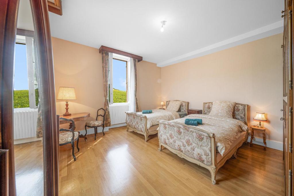 Ένα ή περισσότερα κρεβάτια σε δωμάτιο στο Burgundian house near vines and Beaune