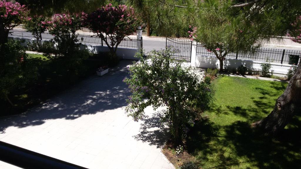 エディプソスにあるPark Hotel Edipsosの木々や芝生のある庭園の上空の景色