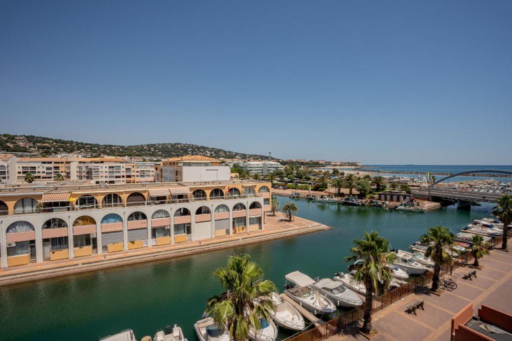 T3 renové avec terrasse à deux pas des plages
