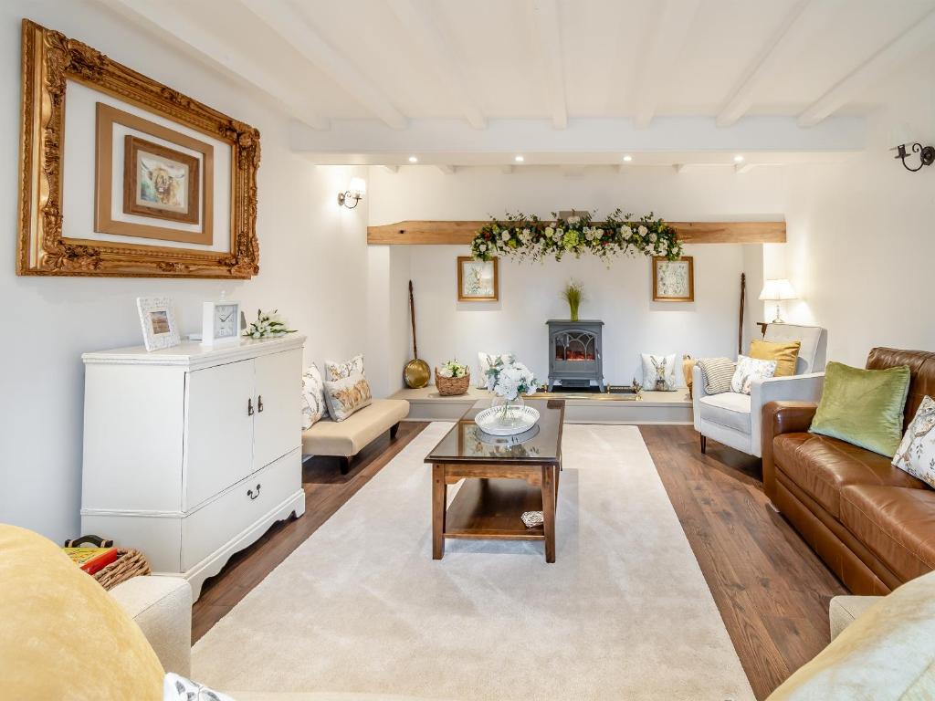 ein Wohnzimmer mit Sofa und Tisch in der Unterkunft Stoney Cottage in Loftus