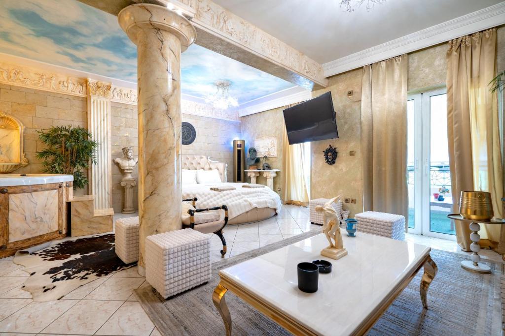 een grote kamer met een bed en een pilaar bij Olympus Grand Retreat with Jacuzzi in Athene
