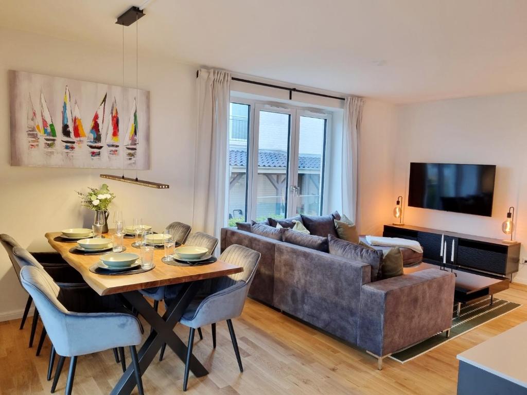 ein Wohnzimmer mit Tisch und Couch in der Unterkunft Ferienwohnung "Seeräuber" in Schönberg-Kalifornien in Kalifornien