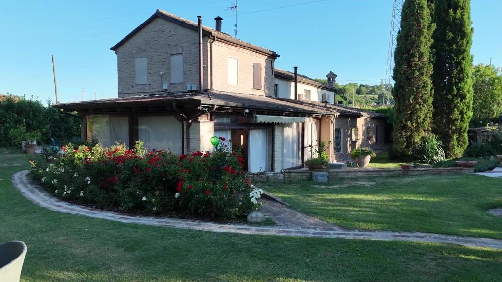 a house with a garden in front of it at B & B Arzilla in Rosciano
