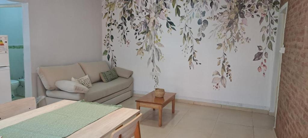 ein Wohnzimmer mit Sofa und Tisch in der Unterkunft Complejo Los Azahares in Presidencia Roque Sáenz Peña