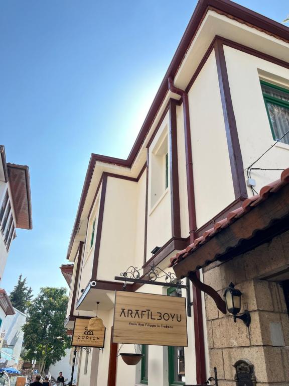 een gebouw met een uithangbord aan de zijkant bij Hotel Zurich Oldtown in Antalya