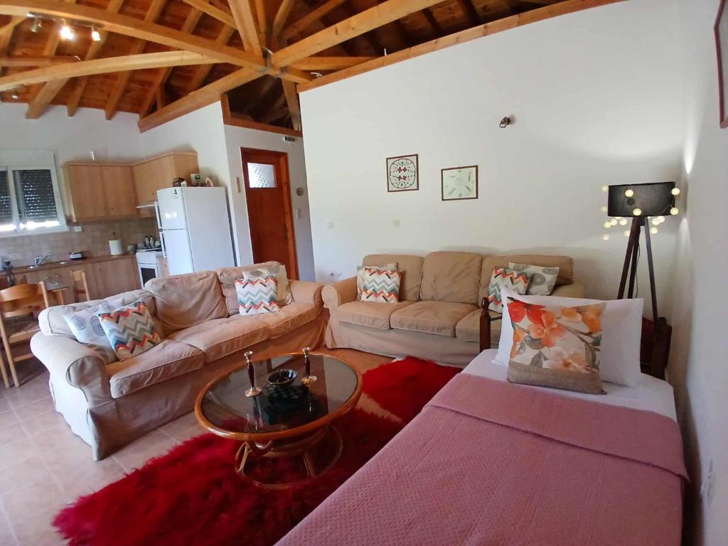 Ruang duduk di Anna's Village House in Tsintzina