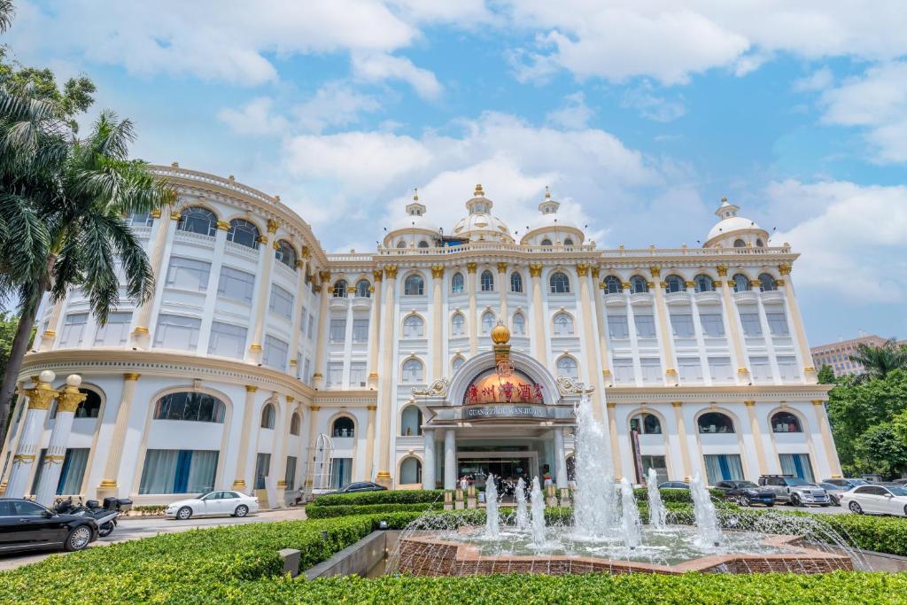 広州市にある广州维福顿白宫酒店の正面に噴水がある大きな建物