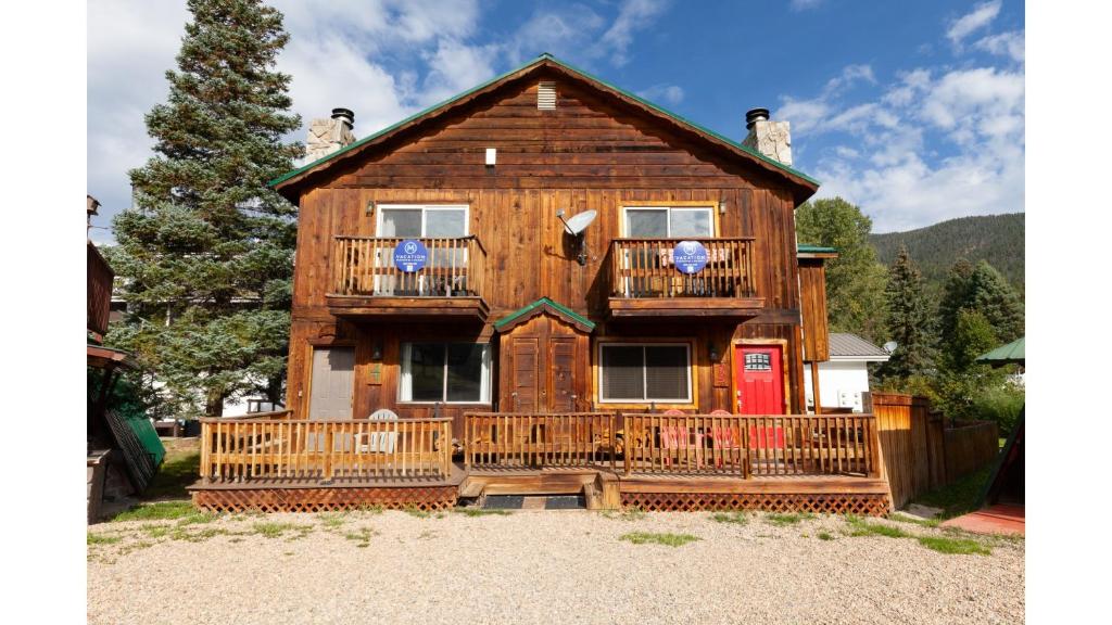 una grande casa in legno con balcone di Claim Jumper A-Frame 3 - WiFi - Cable - Hot Tub - Washer - Dryer - Wood Burning Fireplace a Red River