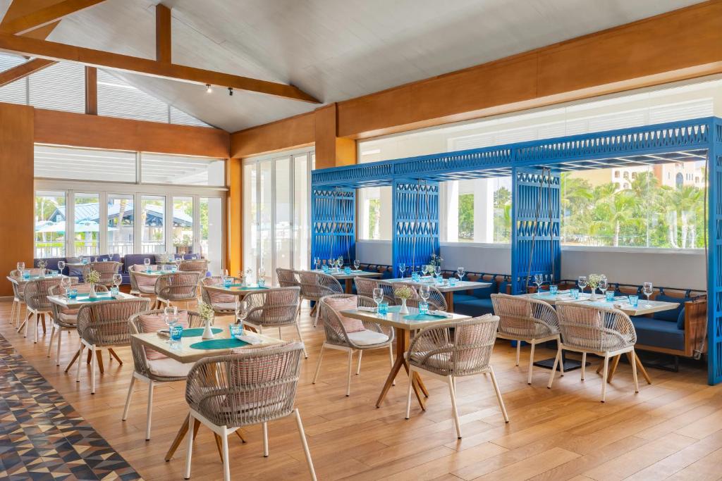 Piscinas familiares y áreas de descanso