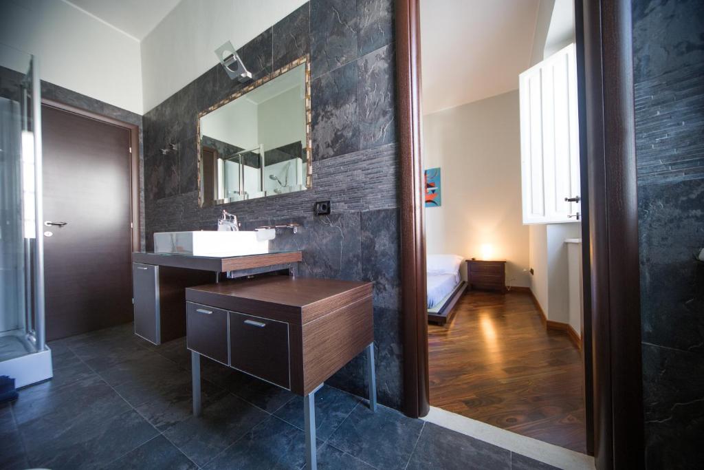 La salle de bains est pourvue d'un lavabo et d'un miroir. dans l'établissement Domus Regis, à Cagliari