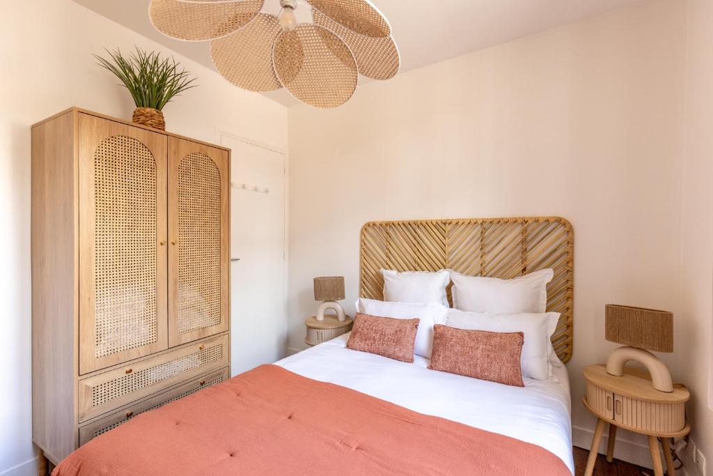 a bedroom with a large bed and a chandelier at Pont'Au Rêve - Hypercentre - Venise Normande in Pont-Audemer