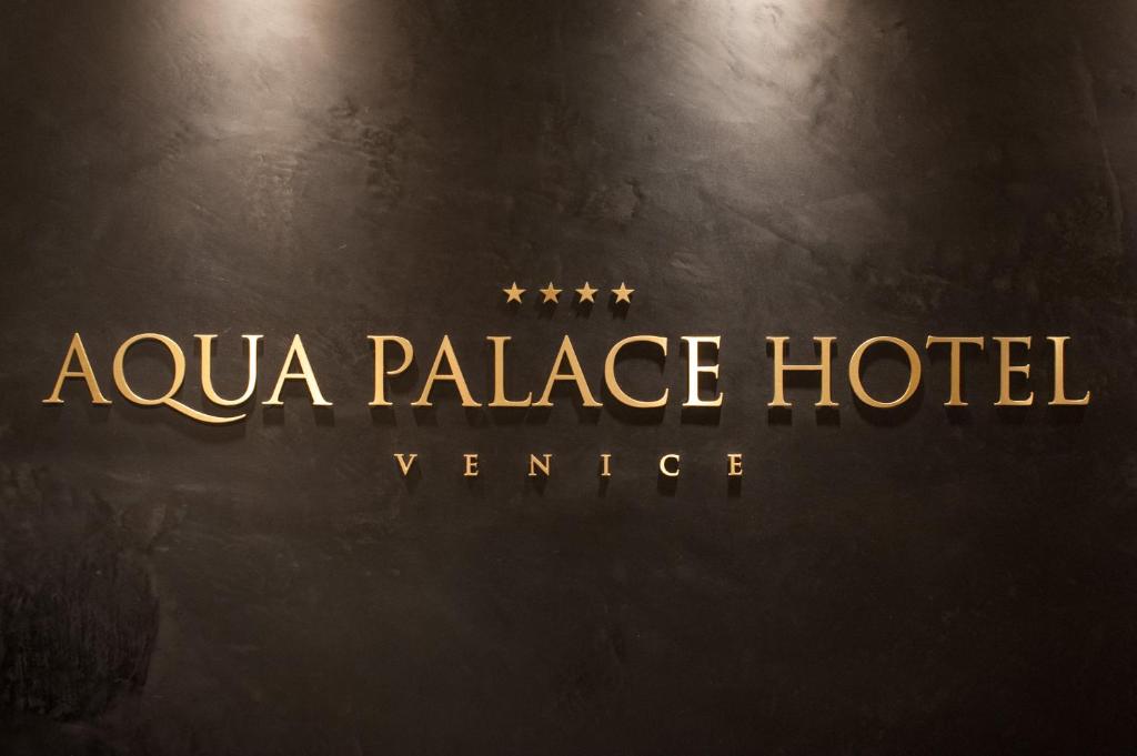 En logo, et sertifikat eller et firmaskilt på Aqua Palace