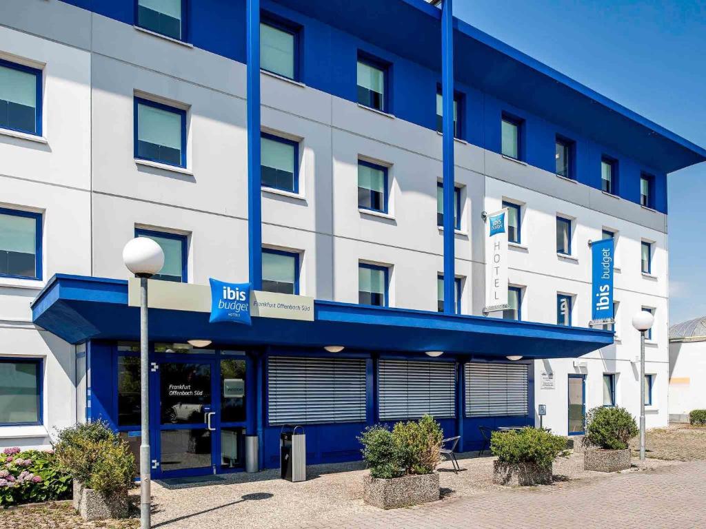 un gran edificio con un azul y blanco en ibis budget Frankfurt Offenbach Süd, en Offenbach