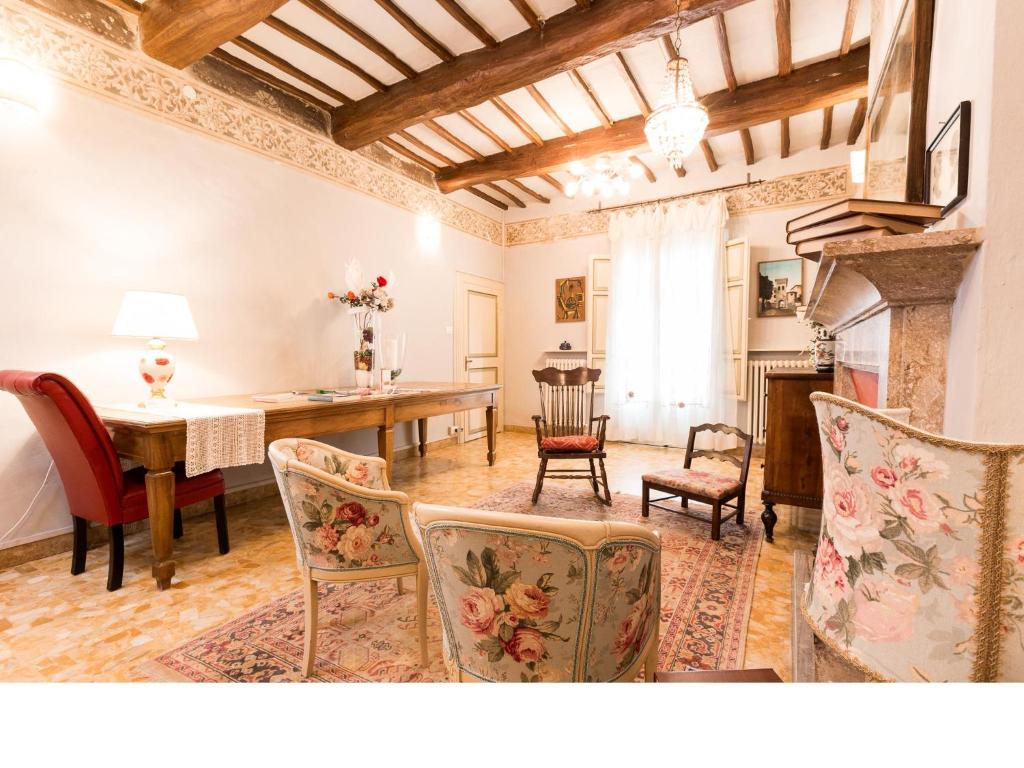 a living room with a table and chairs at Casa Fiorita in Sant'enea