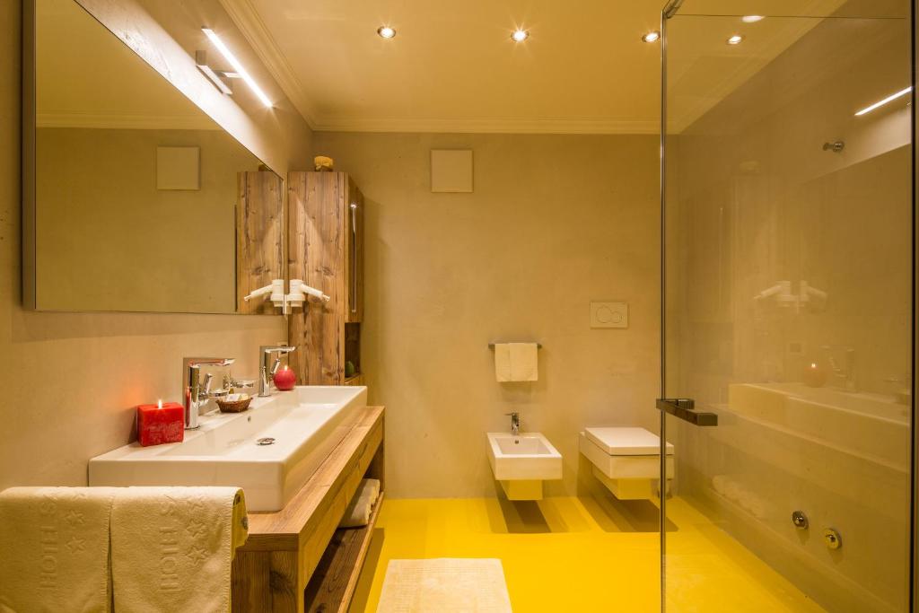 Koupelna v ubytování Dolomites Wellness Hotel Savoy