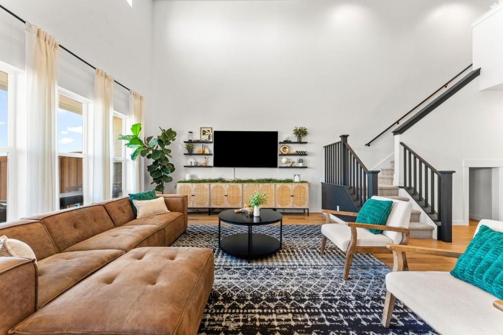 Una sala de estar con un sofá y un televisor. en Modern Boise Luxury Retreat, en Boise