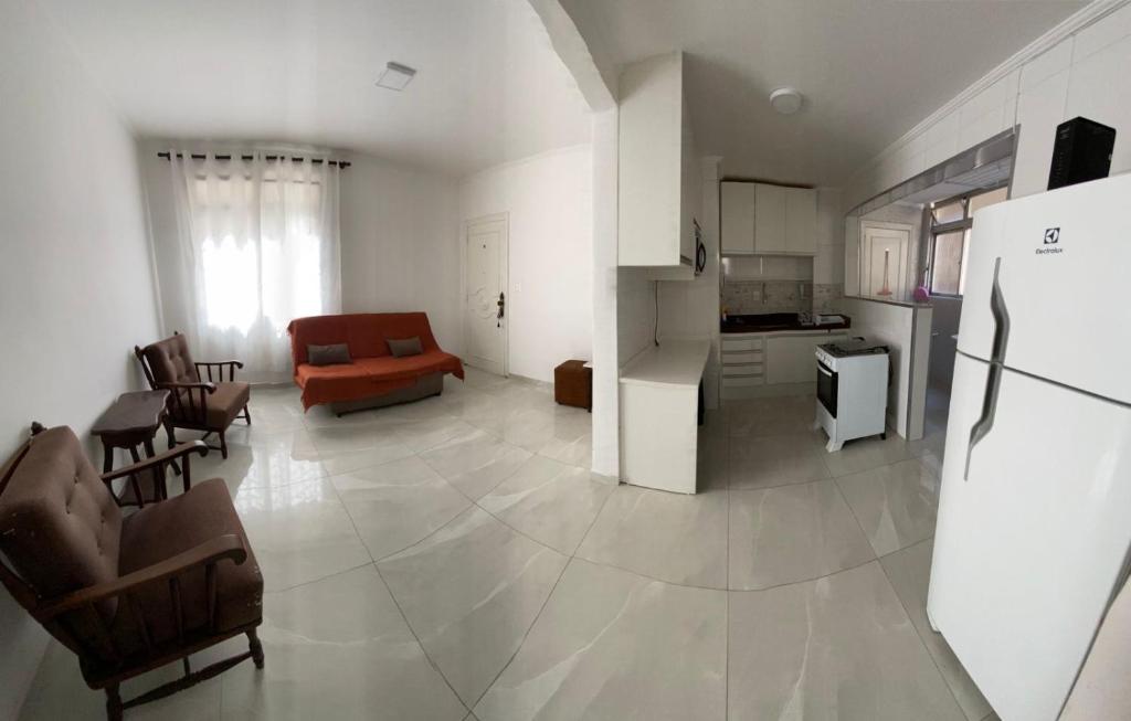 Kuchyň nebo kuchyňský kout v ubytování APARTAMENTO COMPLETO NO CORAÇÃO DO GONZAGA 300m DA PRAIA