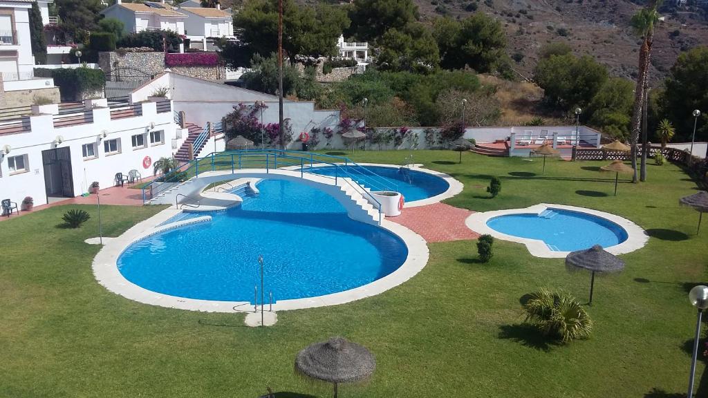 una vista aérea de dos piscinas en un patio en Apartamento Malak, en La Herradura