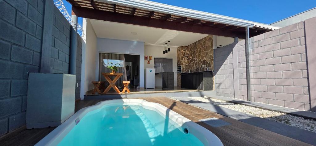 a swimming pool in the backyard of a house at Cantinho Martins in Prado