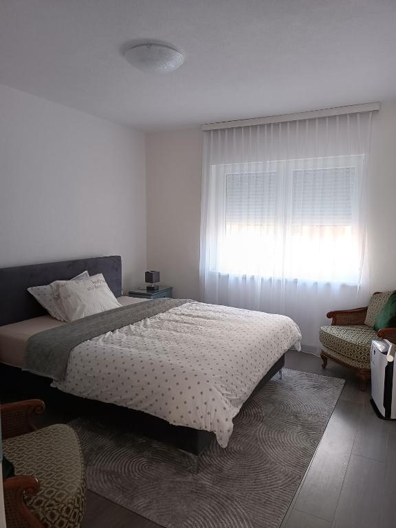 Ένα ή περισσότερα κρεβάτια σε δωμάτιο στο Apartman Centar A