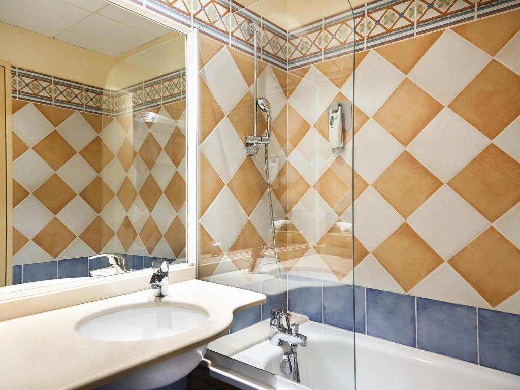 ibis Styles Arles Palais des Congrès - غرفة رباعية