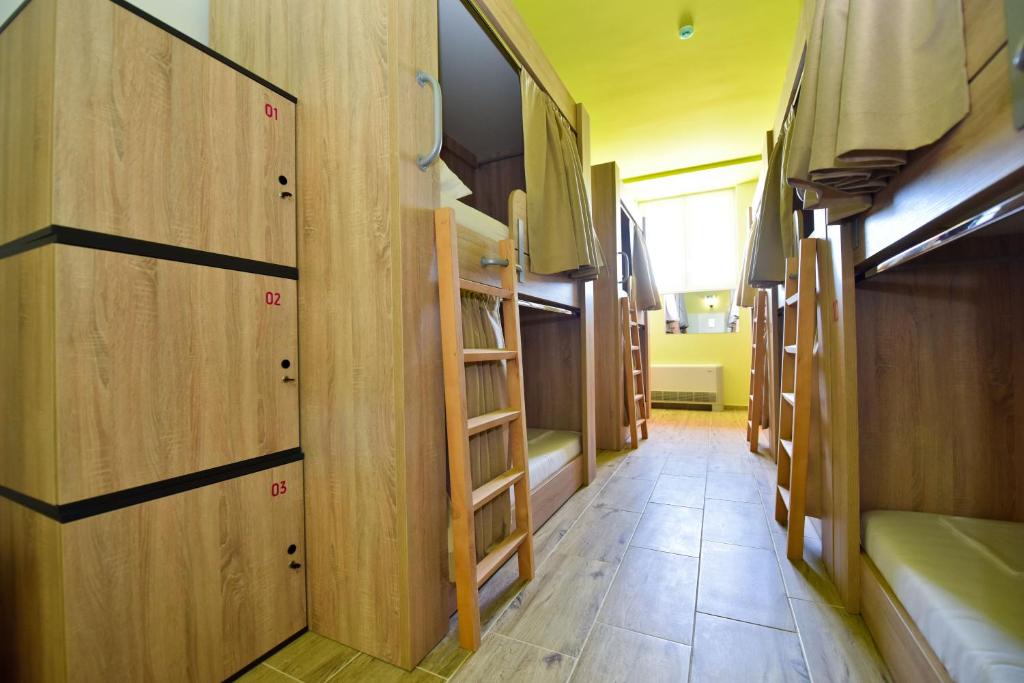 Kuchyň nebo kuchyňský kout v ubytování Hostel Zrće All Inclusive- ALL YOU CAN DRINK AND EAT!