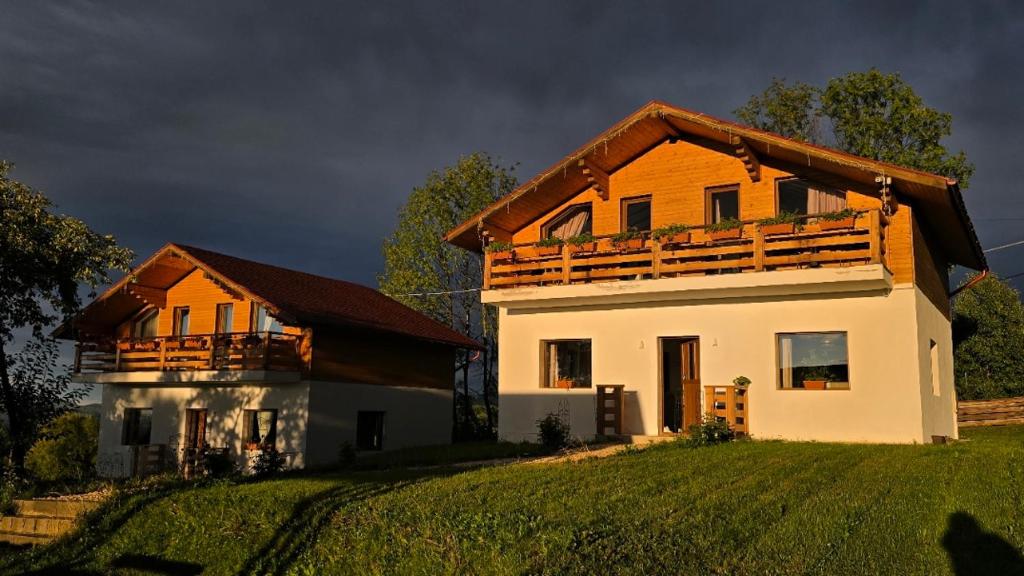 una casa con balcone sul lato di Ammon Chalet a Bran